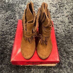 Tan suede fringe ankle boots #westernvibes